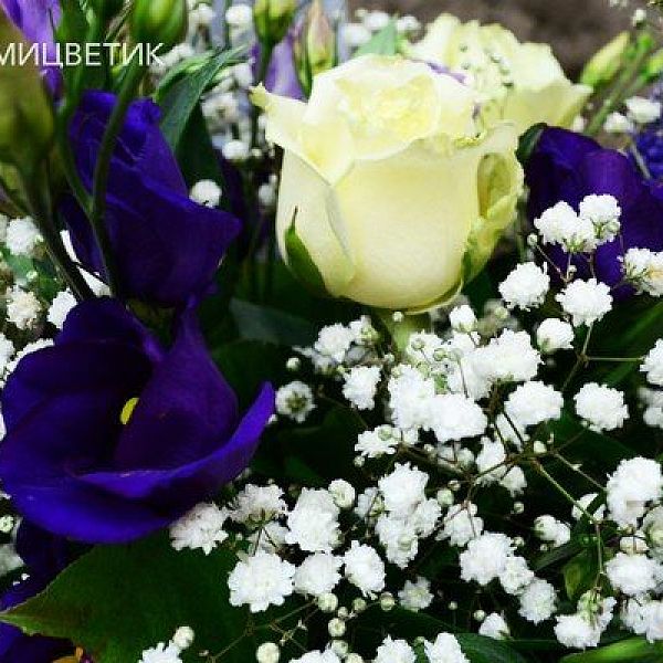 Композиция из розы, лизиантуса и гипсофилы