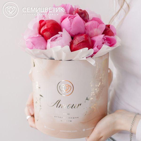 Букет в бежевой шляпной коробке Amour Mini из 21 пиона микс Standart Plus