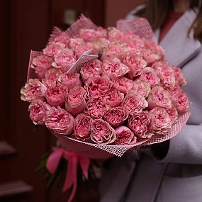 Букет из 51 розовых пионовидных роз Love Me Tender 40 см