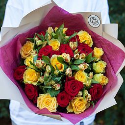 Букет из 26 красных и жёлтых роз 35-40 см (Россия) и 7 оранжевых альстромерий