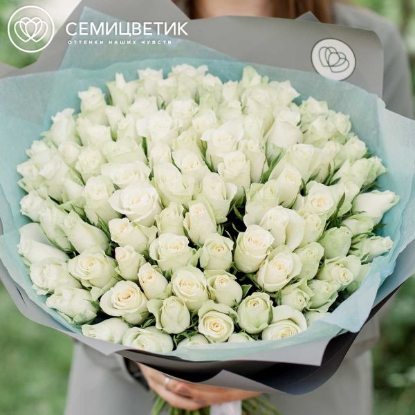 Букет из 101 белой розы 40 см (Кения) в голубой пленке