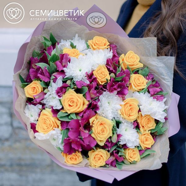 Букет из 15 желтых роз, 9 альстромерий и 3 хризантемы в сиреневой пленке