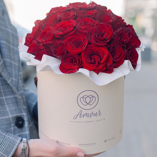 Букет в белой шляпной коробке Amour Mini из 23 красных с темной каймой роз Магия (Россия) 
