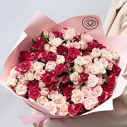 Букет из 25 кустовых роз биколор и белых с розовой каймой 40 см (Кения)