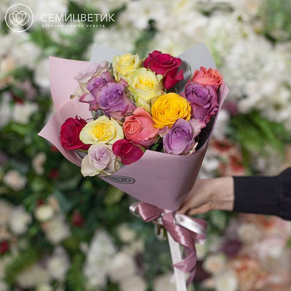 Букет из 15 роз микс 40 см (Кения) Premium в дизайнерской пленке