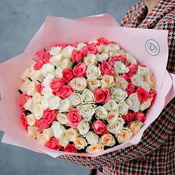 Букет из 101 кремовой, белой и коралловой розы 30 см (Кения) в розовой пленке