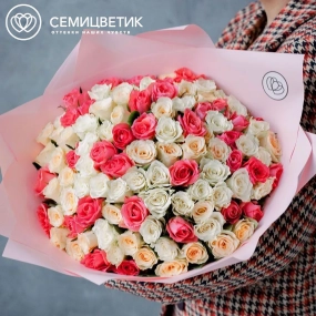 Букет из 101 кремовой, белой и коралловой розы 30 см (Кения) в розовой пленке