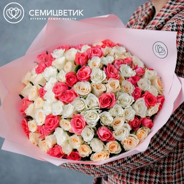 Букет из 101 кремовой, белой и коралловой розы 30 см (Кения) в розовой пленке