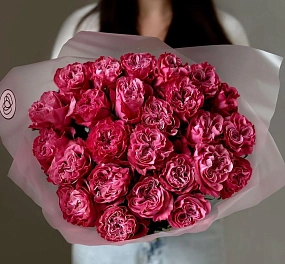 Букет цветов для бабушки  из 25 малиновых пионовидных роз Country Blues 50 см (Эквадор)