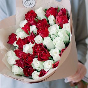 Букет из 41 красной и белой розы 40 см (Кения)
