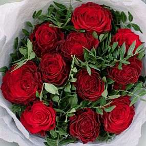 Букет из 11 красных пионовидных роз Hearts 40 см с фисташкой