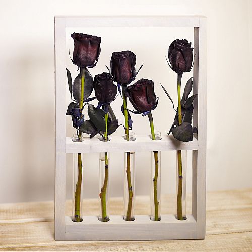 Деревянная рамка с чёрными розами