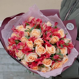 Букет из 25 кремовых роз (Россия) и 10 красных альстромерий в бордовой пленке