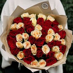 Букет из 51 красной и кремовой розы 40 см (Кения)