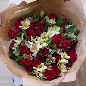 Букет из 10 белых альстромерий и 13 красных кустовых роз 40 см (Кения)