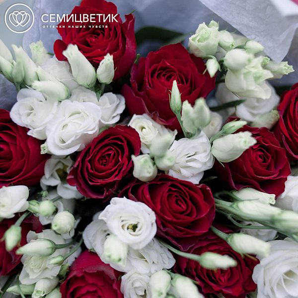 Красно-белый букет из 15 роз Кения Premium и 10 лизиантусов в упаковке