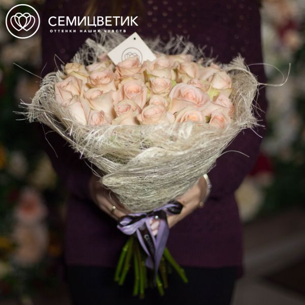 Букет из 25 кремовых роз Tiffany 50 см (Эквадор)