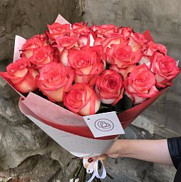 Букет из 25 белых с красной каймой роз (Эквадор) 60 см Blush