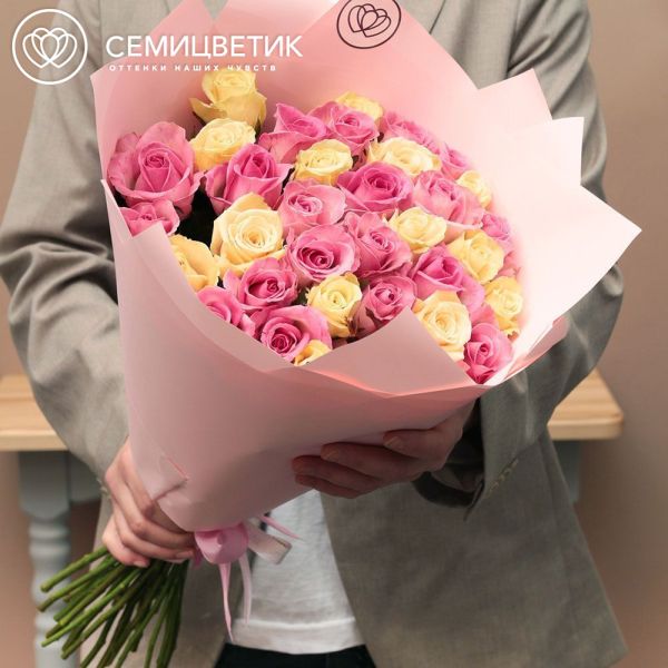 Букет из 35 розовых и кремовых роз 50 см (Россия)