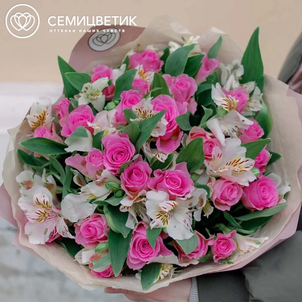 Букет из 25 розовых роз 30 см (Кения) и 10 белых альстромерий в голубой пленке