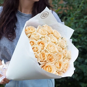 Букет из 25 кремовых роз 60 см (Россия) в кремовой пленке