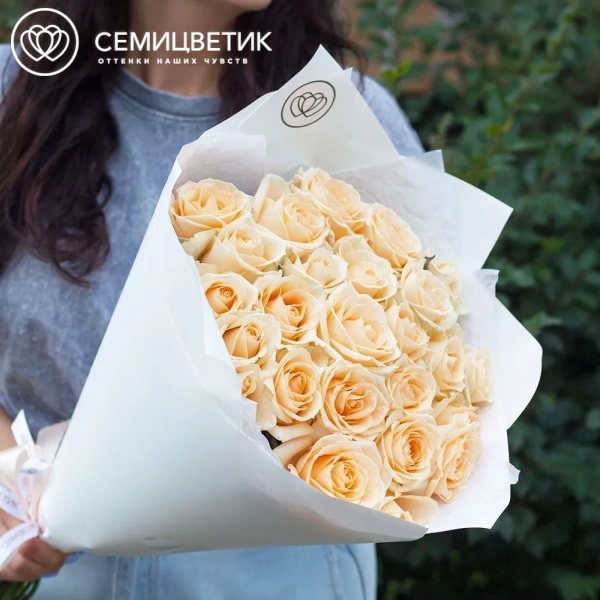 Букет из 25 кремовых роз 60 см (Россия) в кремовой пленке