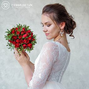 Свадебный букет из красных роз и фисташки