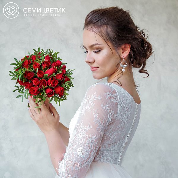 Свадебный букет из красных роз и фисташки