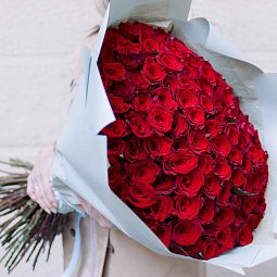 Букет из 101 красной с темной каймой розы Магия 70 см (Россия) 