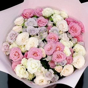 Букет из 25 белых, розовых и сиреневых кустовых роз 40 см (Кения) в розовой пленке