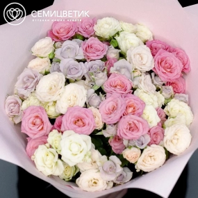 Букет из 25 белых, розовых и сиреневых кустовых роз 40 см (Кения) в розовой пленке