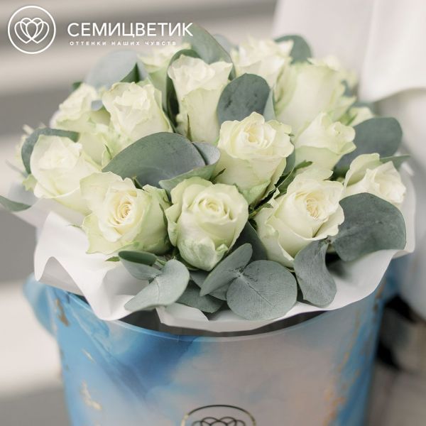 Букет в голубой шляпной коробке Amour Mini из 21 белой розы (Кения) с эвкалиптом