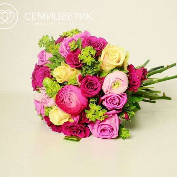 Свадебный букет из кустовых роз, ранункулюсов и буплерума
