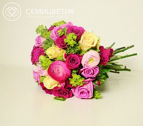 Свадебный букет из кустовых роз, ранункулюсов и буплерума