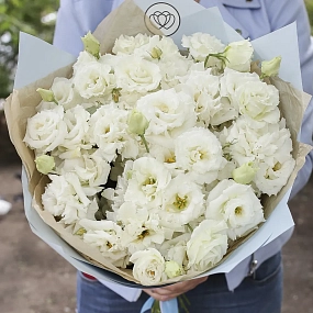 Букет из 25 белых махровых лизиантусов в голубой пленке