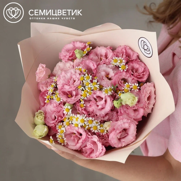 Букет из розовых лизиантусов и матрикарий в кремовой пленке