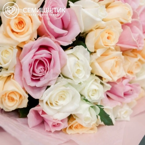 Букет из 35 роз 40 см нежный микс (Россия) в сиреневой пленке