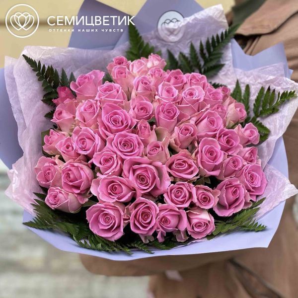 Букет из 51 розовой розы 40 см (Кения) с папоротником