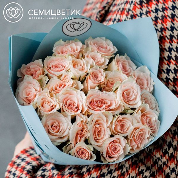 Букет из 25 нежно-розовых роз 40 см (Кения) в голубой пленке