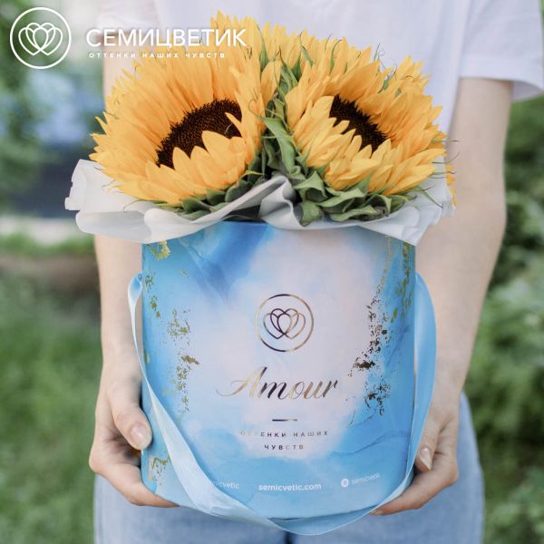Букет в голубой шляпной коробке Amour Mini из 5 подсолнухов
