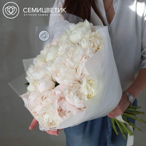 Букет из 25 бело-кремовых пионов Bowl of cream Premium