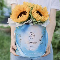 Букет в голубой шляпной коробке Amour Mini из 5 подсолнухов