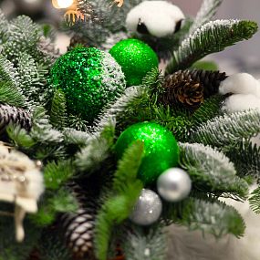 Новогодняя композиция в зеленых тонах с санями