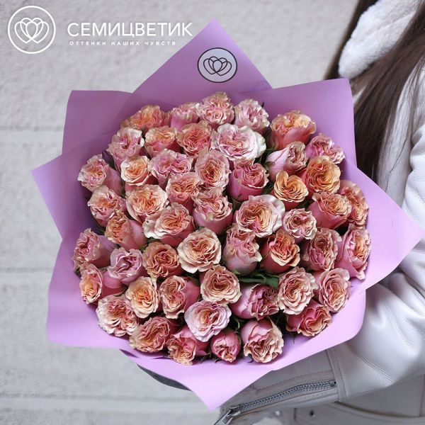 Букет из 51 розовой пионовидной розы Mabella 40 см в сиреневой упаковке