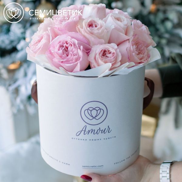 Букет в белой шляпной коробке Amour Mini из 17 пионовидных розовых роз Keira