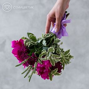 Свадебный букет из пионов, кустовой хризантемы и вероники