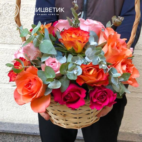Композиция из 15 роз микс (Кения) с эвкалиптом в корзине