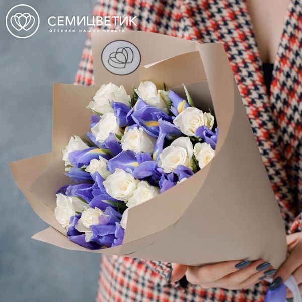 Букет из 10 белых роз 30 см (Кения) и 15 синих ирисов