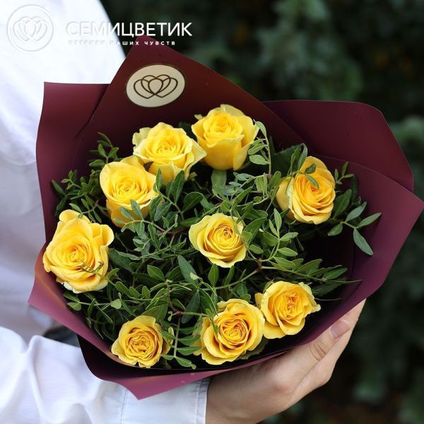 Букет из 9 желтых роз 35-40 см (Россия) с фисташкой в бордовой упаковке