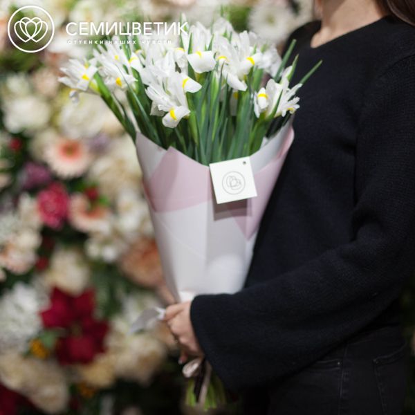 Букет из 15 белых ирисов